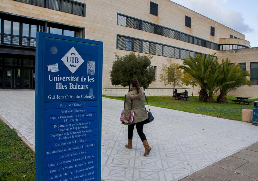 Student entering the building of the University of the Balearic Islands